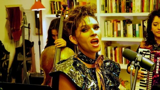 Fondo promocional del evento Unas cosas que estaban mal (y otras cosas que ya suenan mejor)