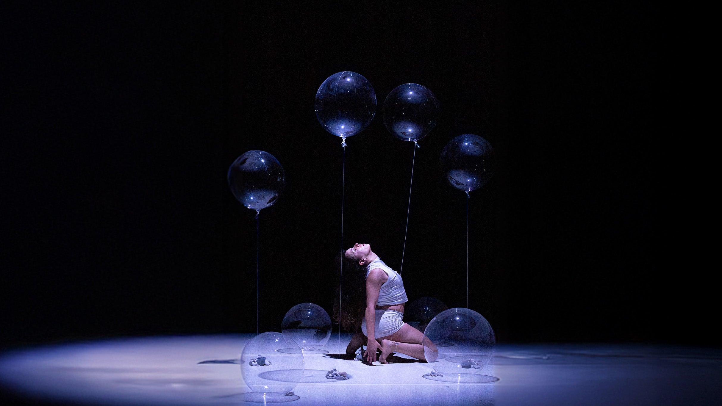 Fondo promocional del evento El aplastante peso de la ausencia