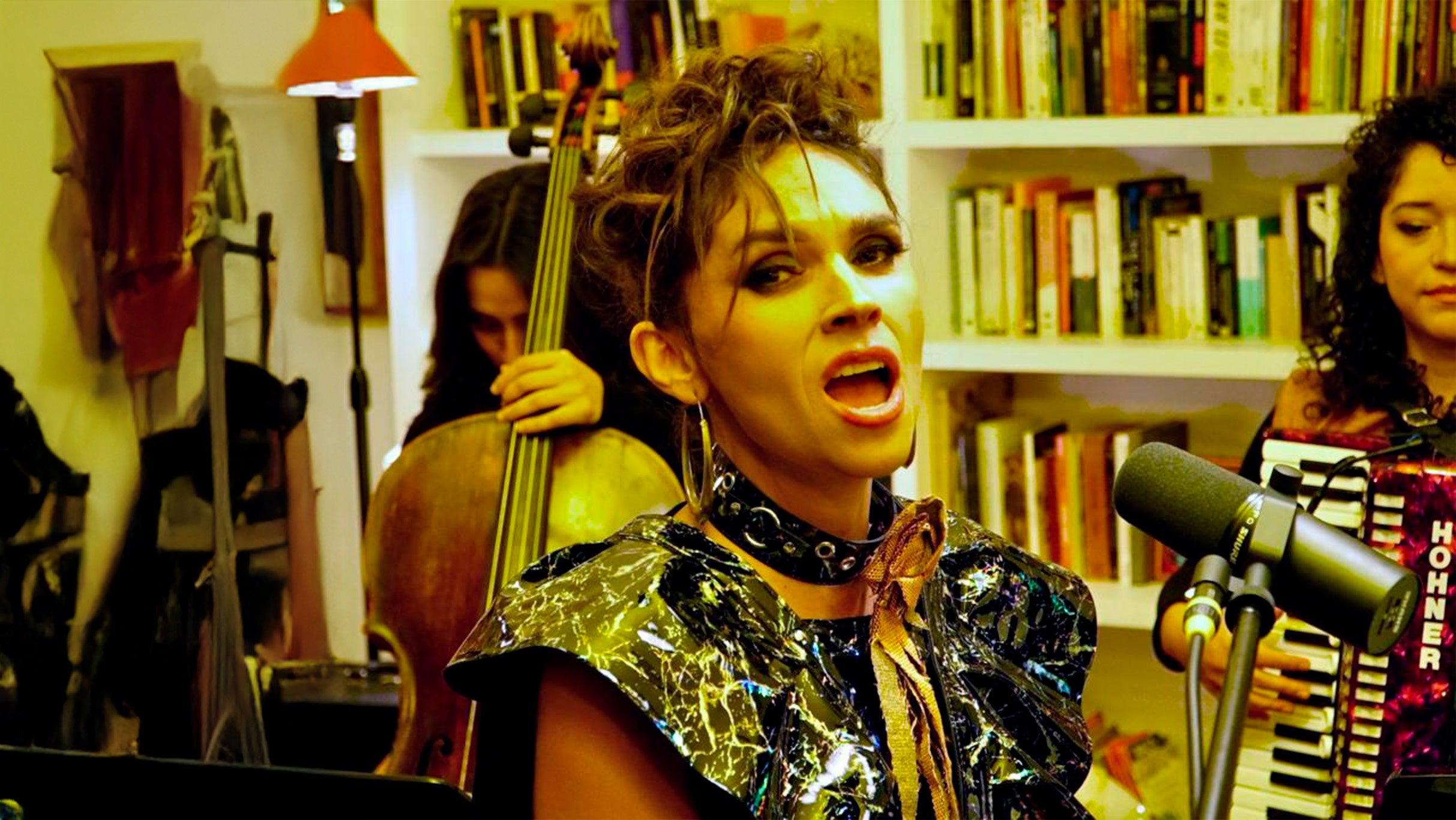 Fondo promocional del evento Unas cosas que estaban mal (y otras cosas que ya suenan mejor)