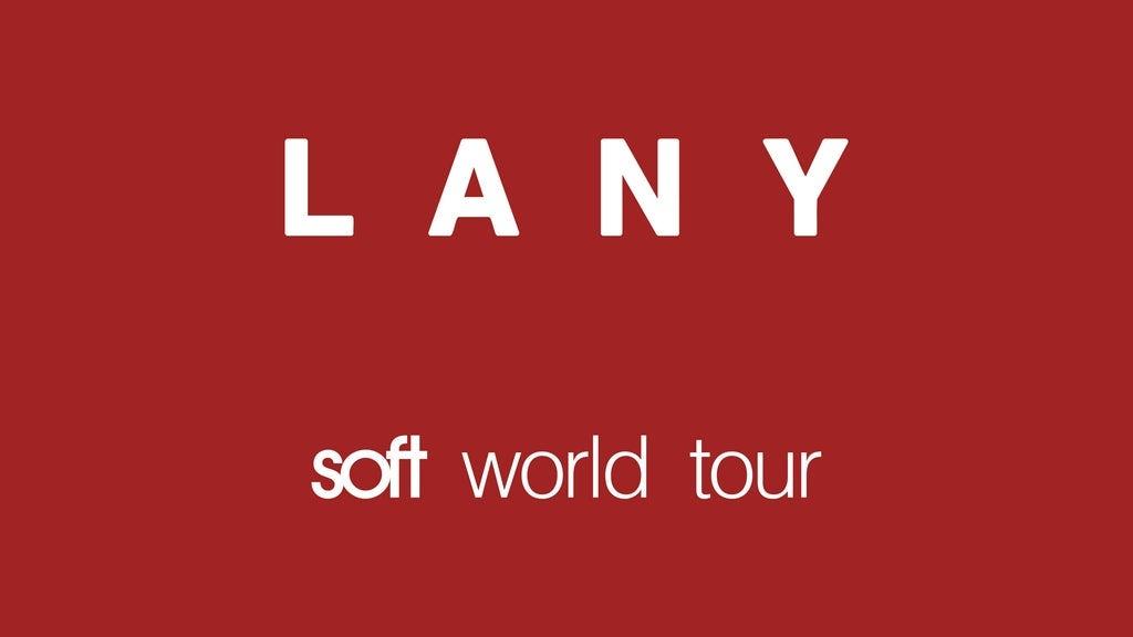 Fondo promocional del evento LANY: Soft World Tour