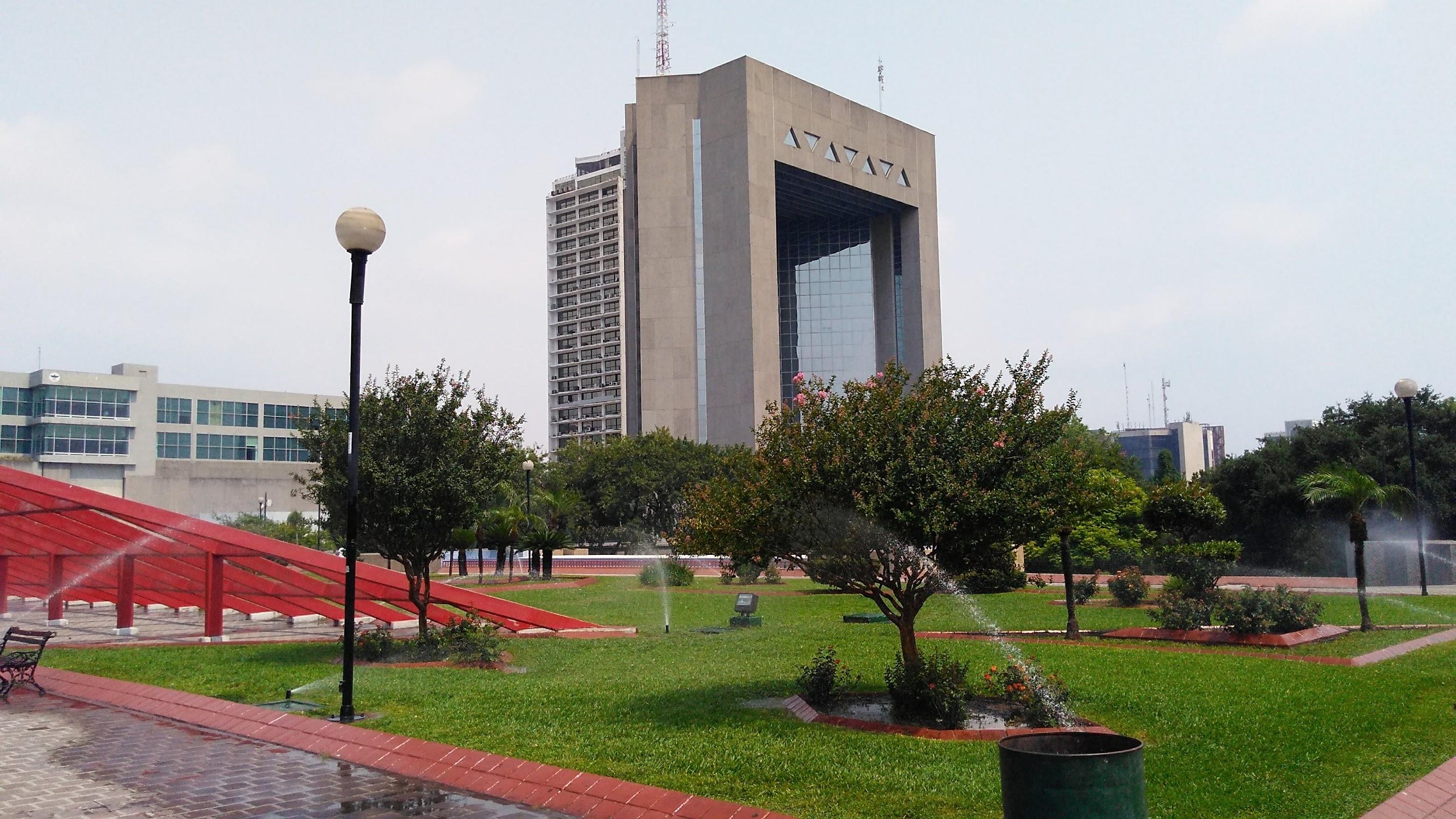 Macroplaza galería 6