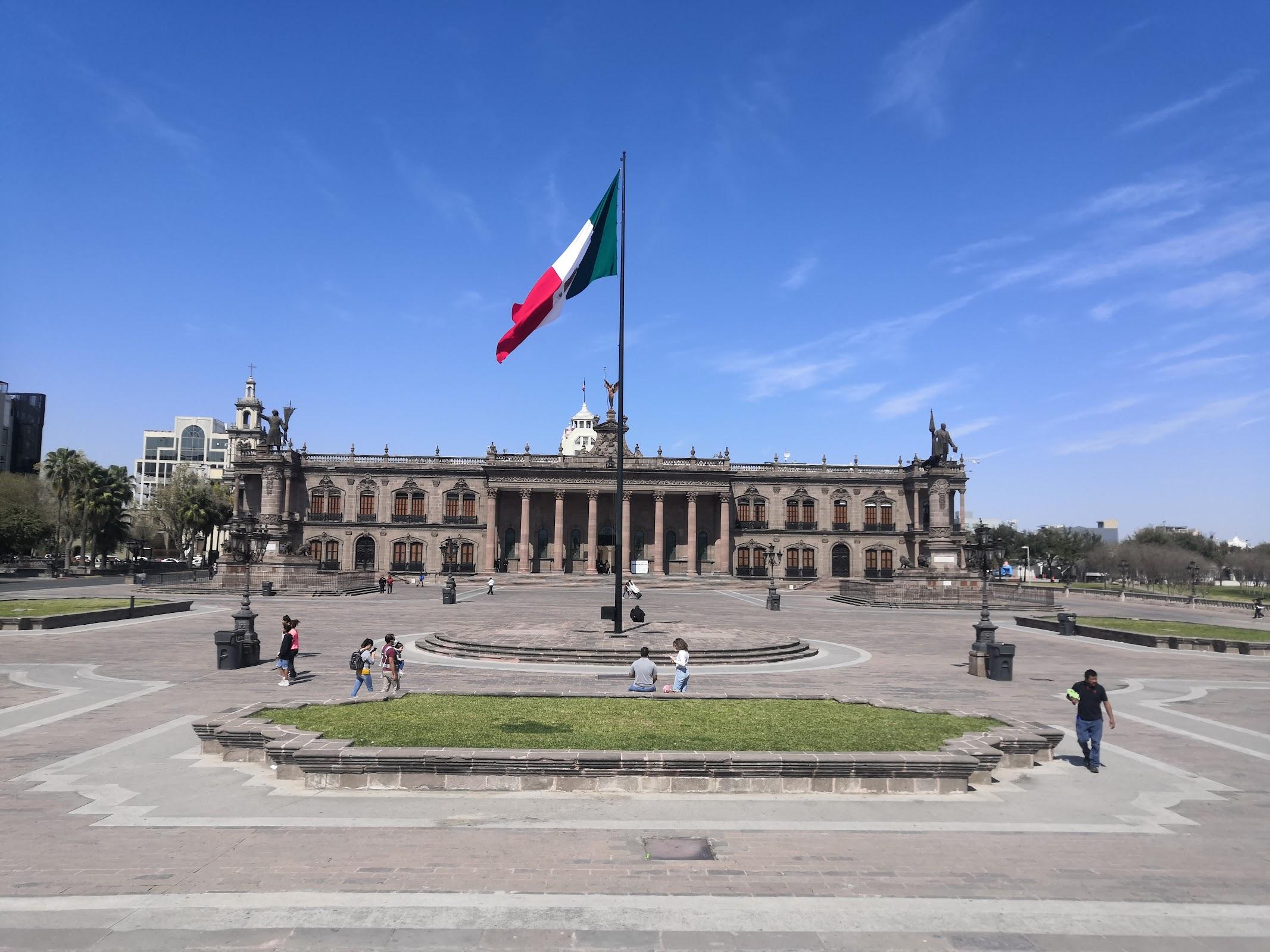 Macroplaza galería 8