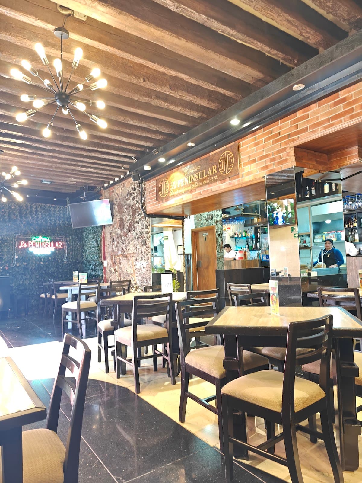 Cantina La Peninsular miniatura 3