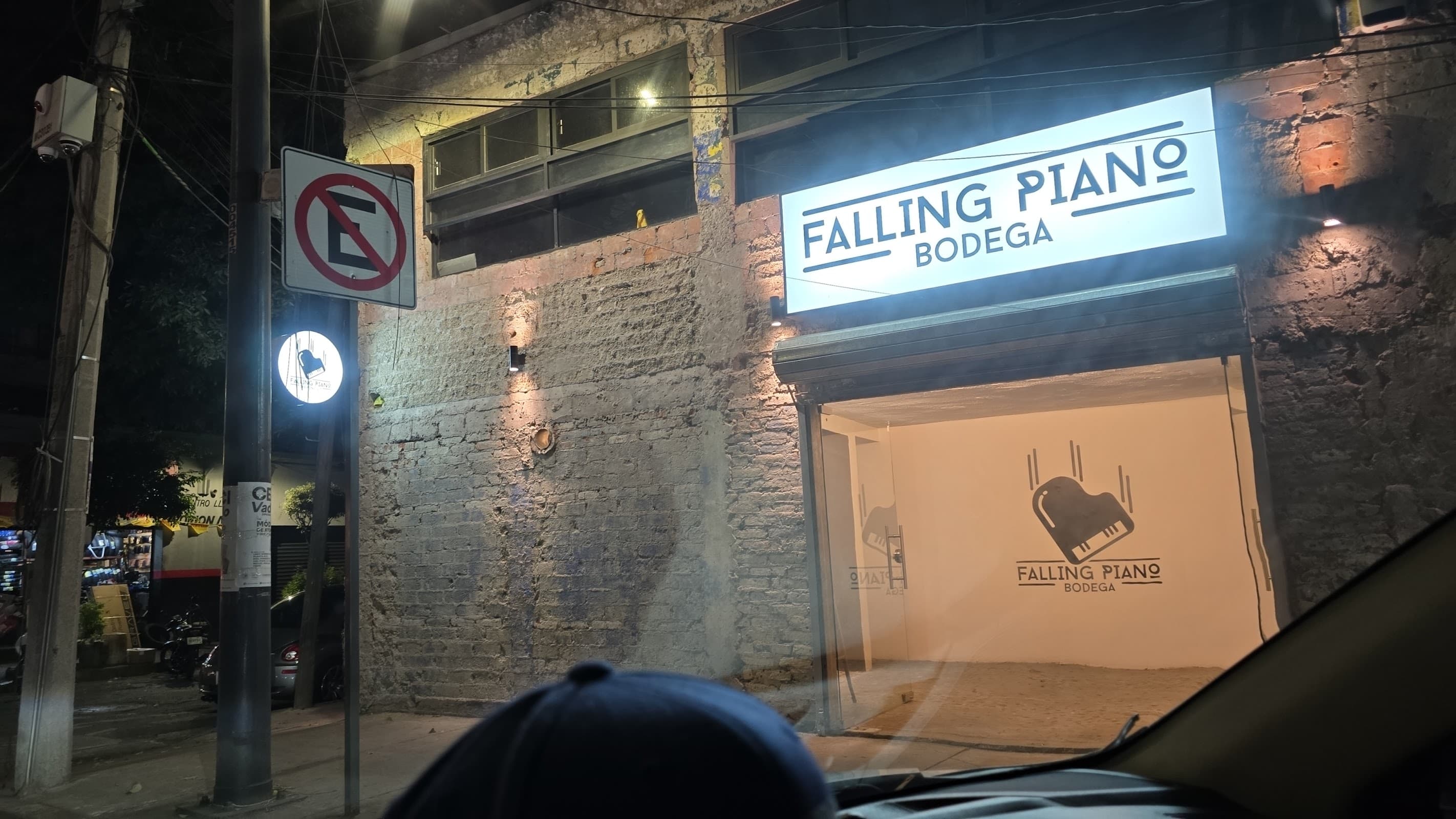Falling Piano Bodega miniatura 5