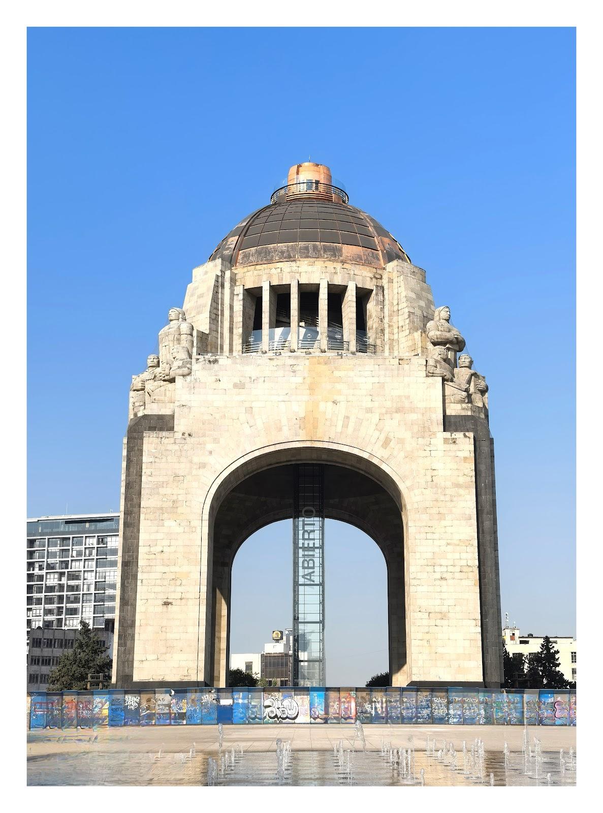 Monumento a la Revolución .